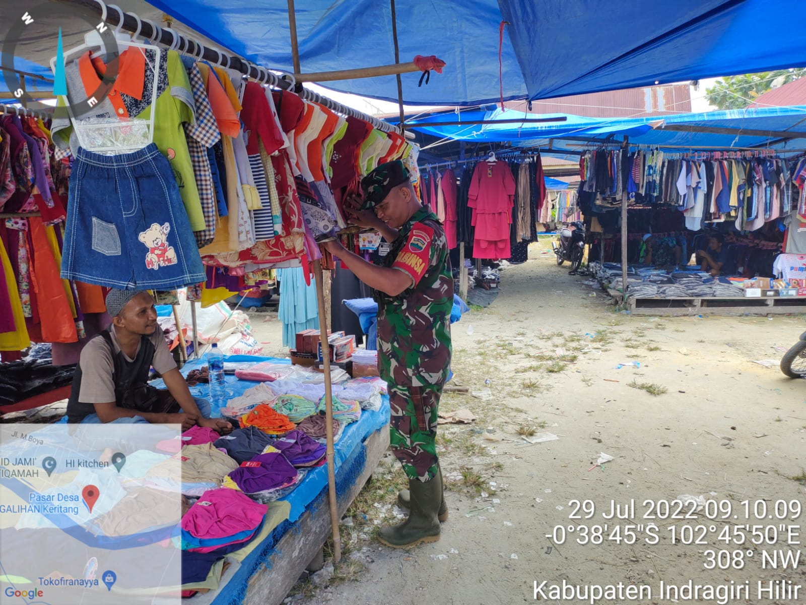 Personel Koramil 09/Kemuning Tegakkan Disiplin Prokes di Desa Pengalihan