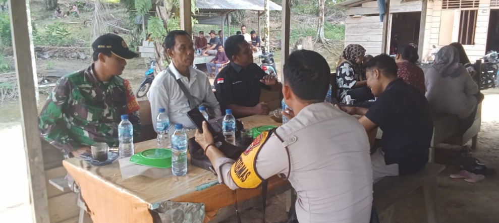 Bersama Bhabinkamtibmas dan Warga, Babinsa Koramil 09/Kemuning Jalin Silaturahmi Melalui Komsos