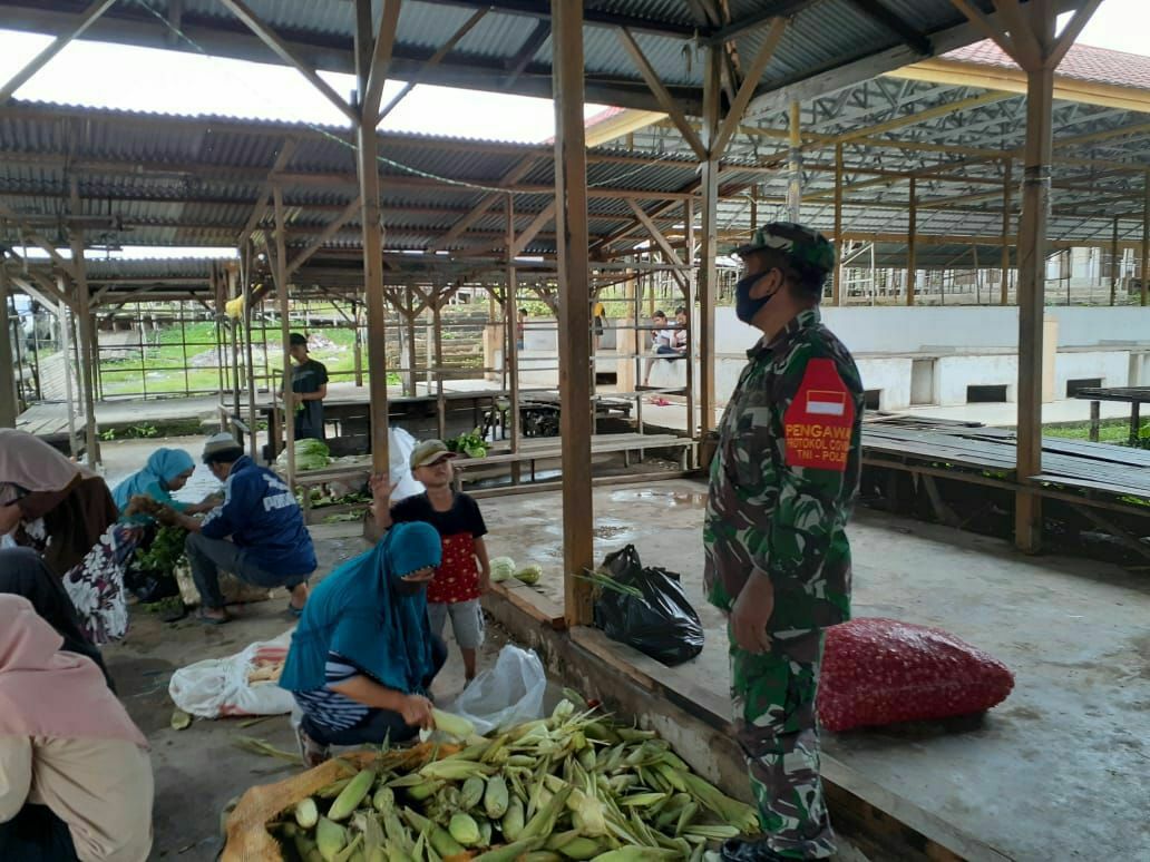 Tegakkan Disiplin Prokes, Babinsa Koramil 03/Siak, Imbauan Warga di Pasar Tradisional Tegakkan Disiplin Prokes, Babinsa Koramil 03/Siak, Imbauan Warga di Pasar Tradisional