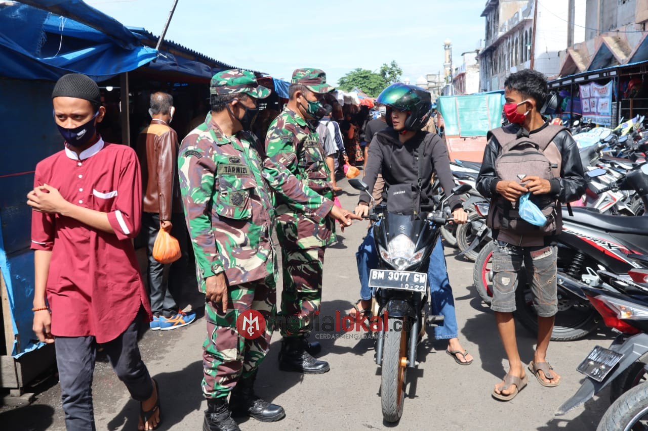 Kodim 0314/Inhil bersama Gugus Tugas Covid-19 Inhil Terus Lakukan Sweeping Masker di Pasar 