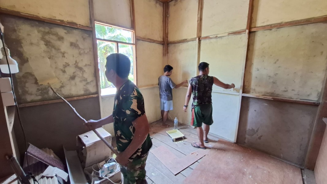 Ditengah Puasa, Satgas TMMD Kodim 0314/Inhil Kebut Pengecatan Dinding RTLH