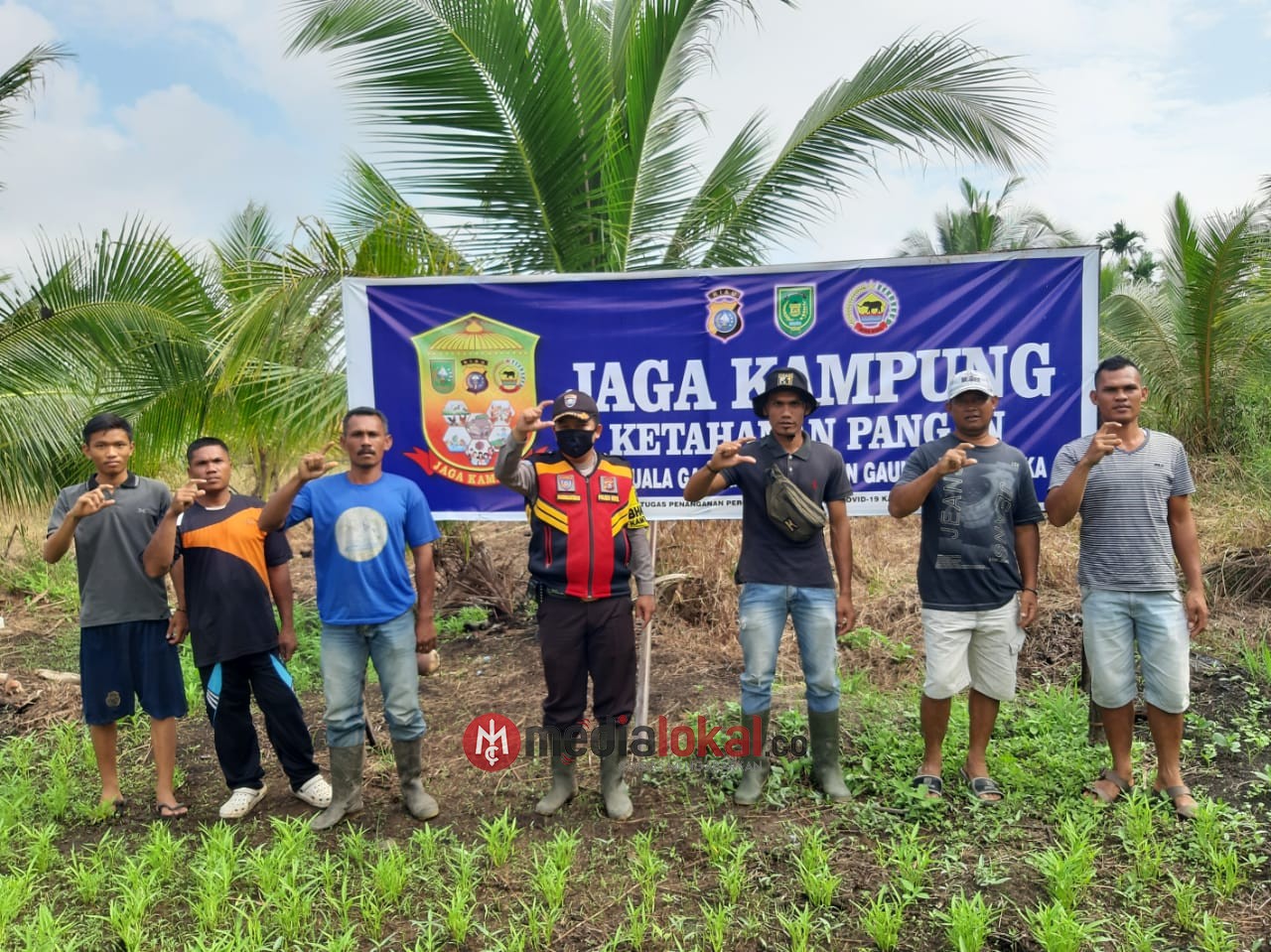 Jaga Ketahanan Pangan, Bhabinkamtibmas Desa Kuala Gaung Tingkatkan Kualitas Pertanian Warga