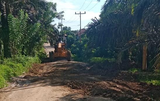 PT KAS Turunkan Alat Berat Doser dan Bomak Perbaiki Jalan Berlubang