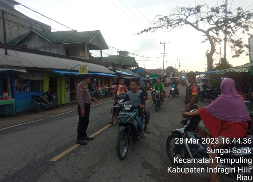 Jelang Buka Puasa Koramil 03/Tpl Dan Polsek Gelar Patroli Sore di Tempat Jajanan Takjil
