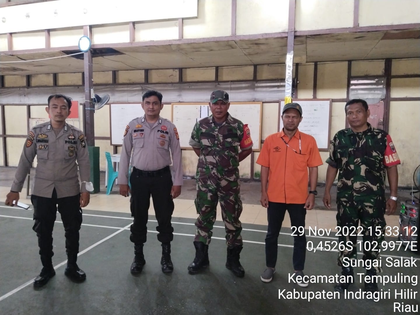 Kompak, Personil Koramil 03/Tpl Dan Polsek Tempuling Dampingi Penyaluran BLT BBM dan Sembako