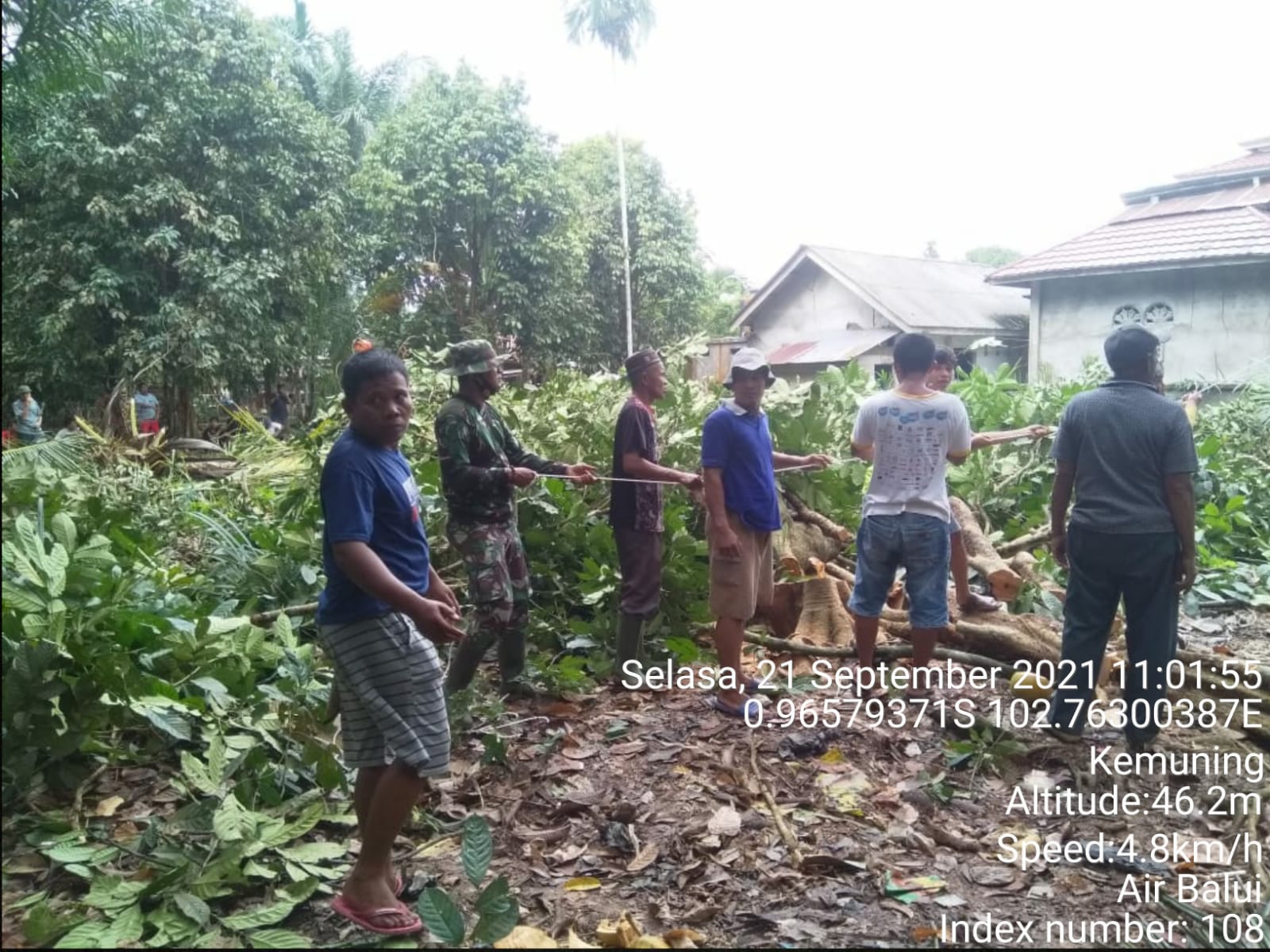 Babinsa 09/Kemuning Goro Bersihkan Lahan untuk Pelebaran Mesjid 