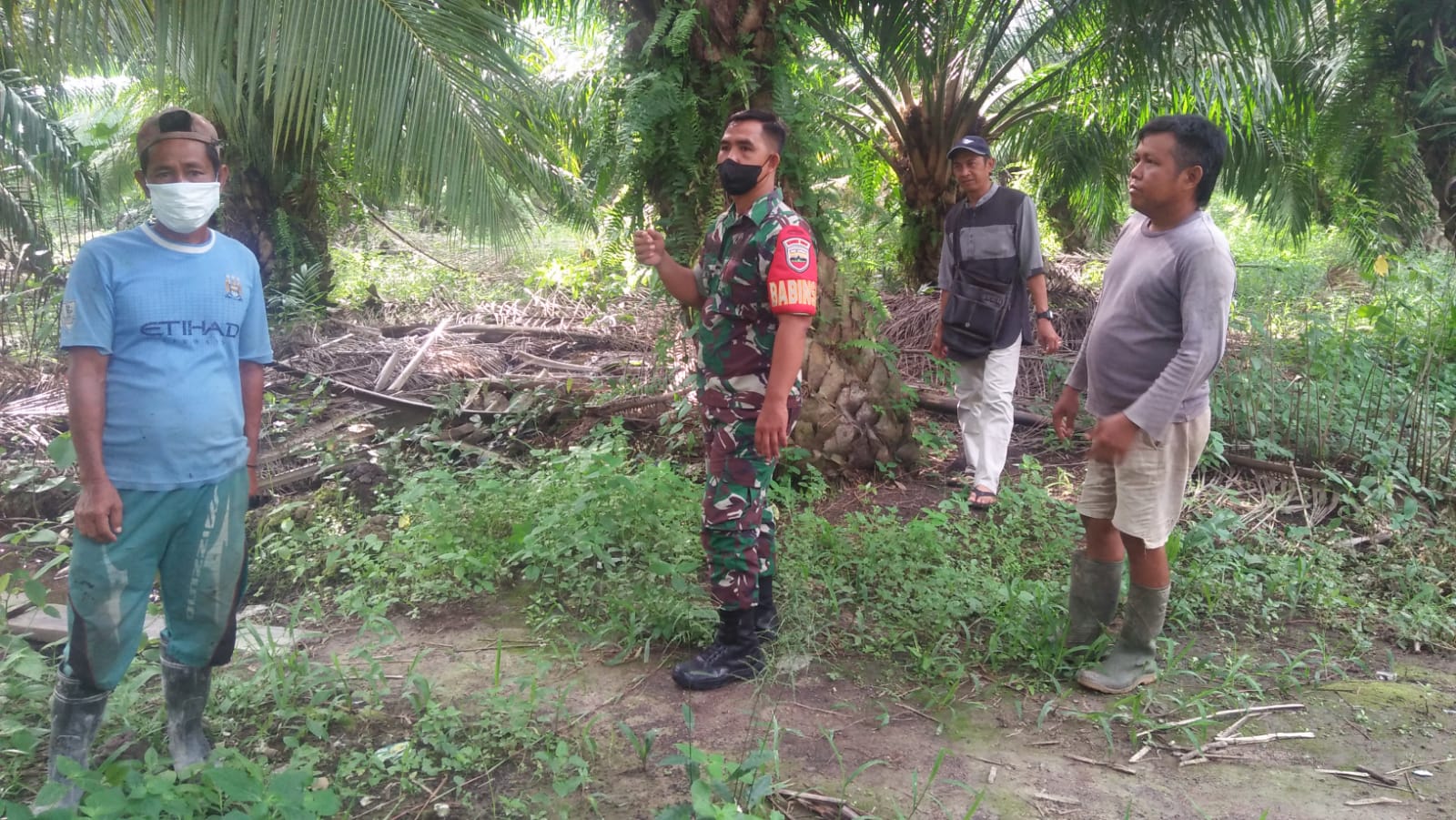 Bersama Masyarakat Petani Kelapa, Babinsa Koramil 04/Kuindra Lakukan Patroli Karlahut