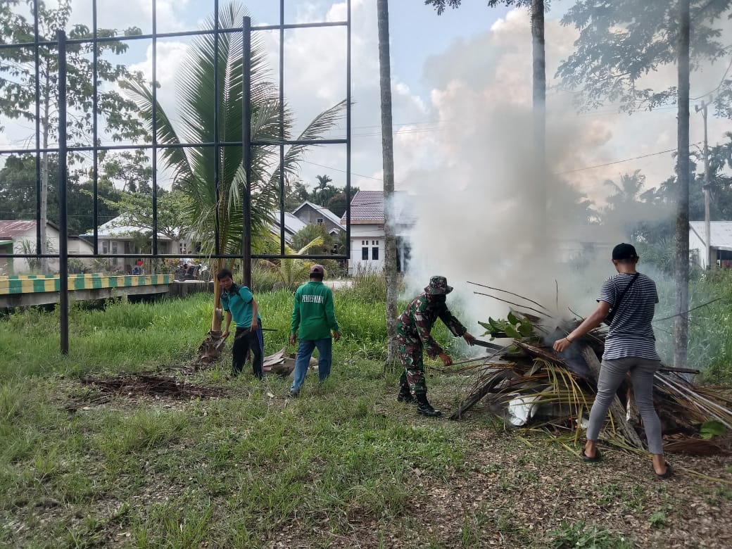 Bersama Perangkat Desa, Babinsa Koramil 03/Tempuling Gotong Royong Bersihkan Lingkungan