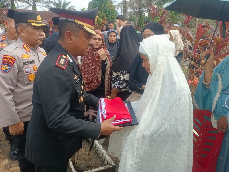 Kapolres Inhil Pimpin Upacara Kedinasan Pemakaman AKP Cardi Edi Haryanto Berlangsung Khidmat di Pekanbaru