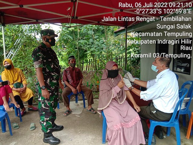 Dampingi Warga Vaksinasi Booster, Babinsa 03/Tempuling: Wujud TNI Sukseskan Program Pemerintah