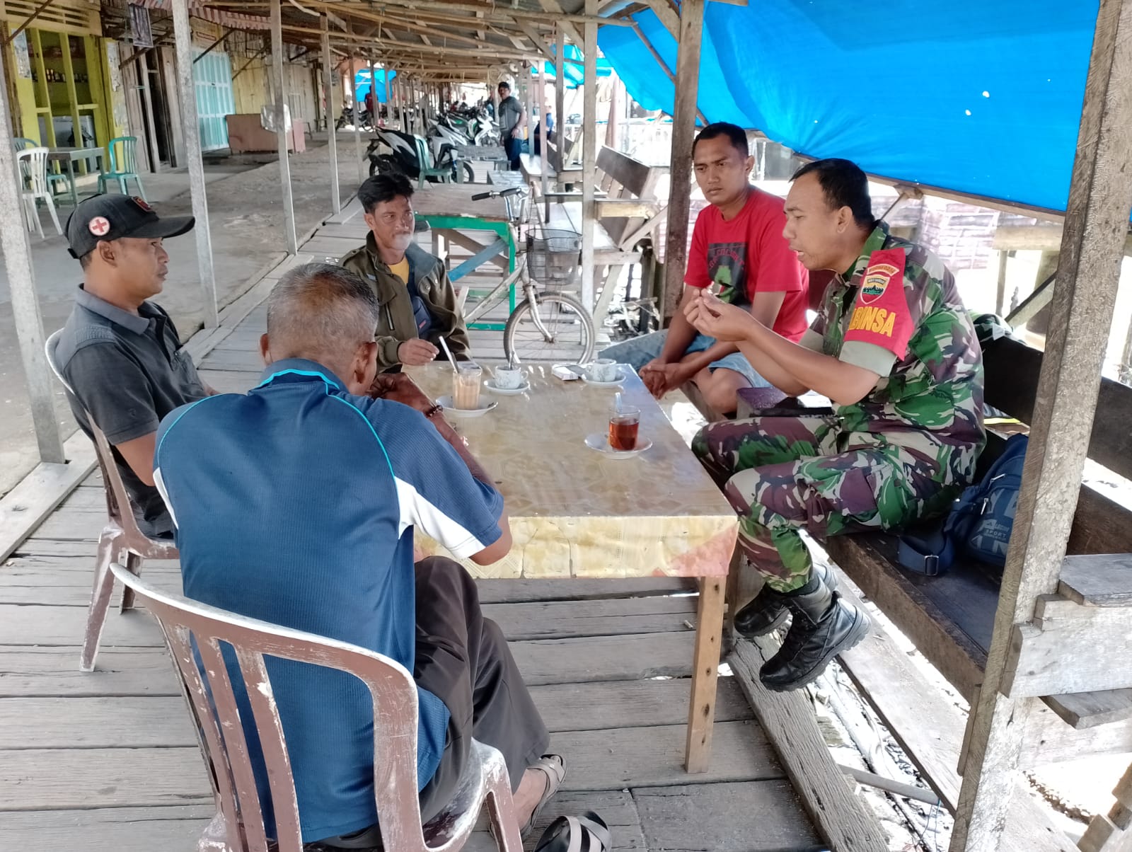 Babinsa Koramil 04/Kuindra Ingatkan Warga Untuk Tidak Mudah Terpengaruh Dari Lingkungan