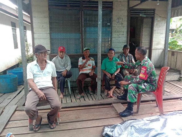 Babinsa 03/Tpl Sertu Mistar Komsos Bersama Tomas Desa Binaan