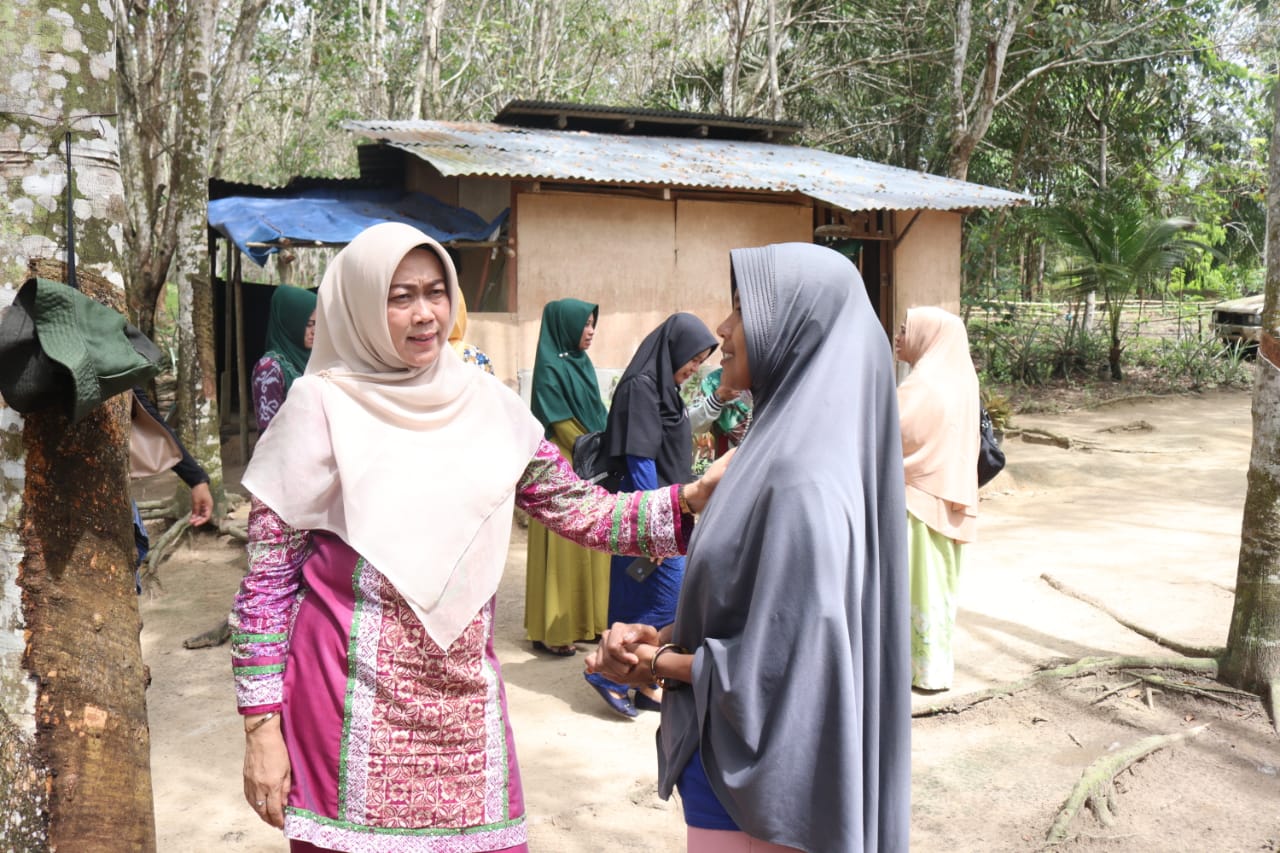 Giat Program Jumat, Rosidah Sambangi Keluarga Ponadi di Kampung Tumang