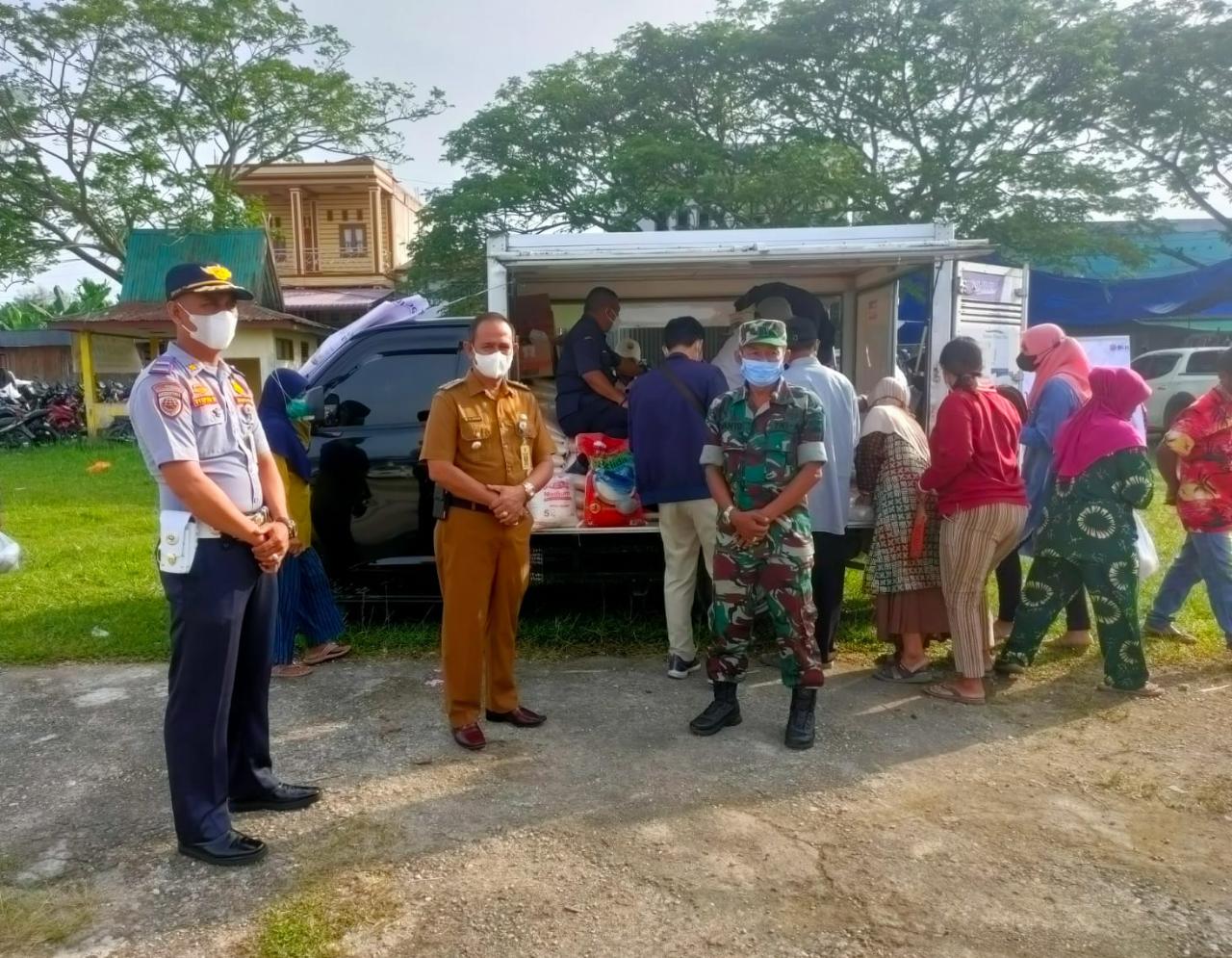 Danramil 03/Tempuling Monitoring Kegiatan Bazar Sembako Murah