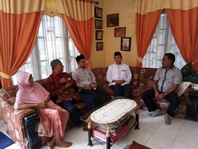Datang ke Kampung Asli Melayu di Inhu, Firdaus Bezuk Mertua Ketua LAM Riau
