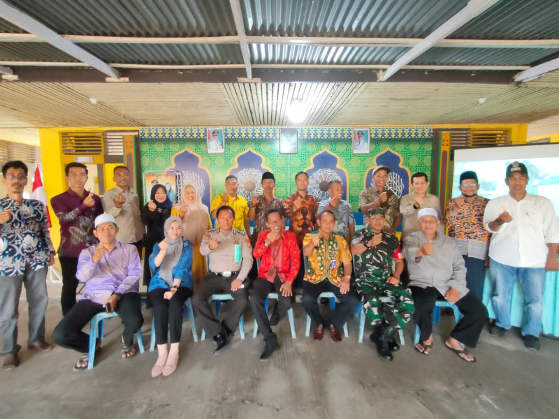 Wakili Danramil, Sertu Mistar hadiri rapat koordinasi forum konsultasi publik di Aula Kecamatan Tempuling