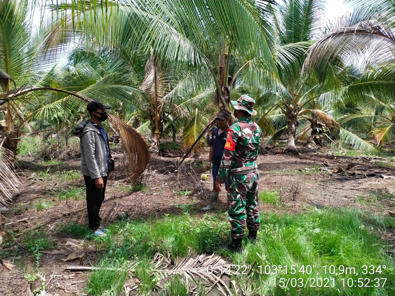Anggota Koramil 12/Batang Tuaka Patroli Karlahut Desa Tasik Raya Bersama Warga
