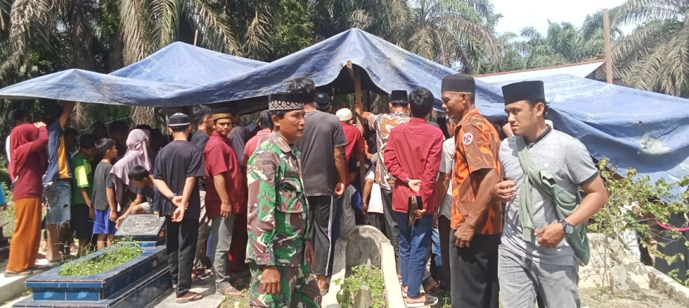 Babinsa Koramil 09/Kemuning Hadiri Pemakaman Salah Satu Warga Meninggal Dunia