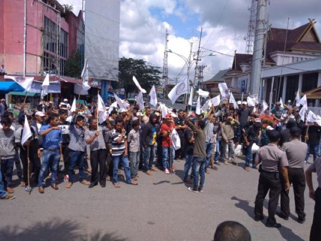 Dilarang Bongkar Muat, Ratusan Buruh Gruduk Kantor Bea Cukai Tembilahan 