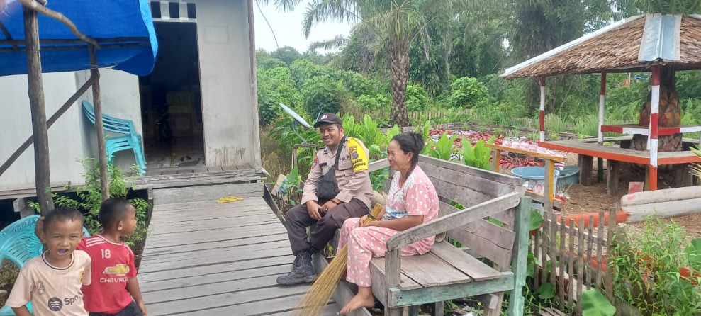 Aktif Sambangi Warga, Bhabinkamtibmas Desa Gembira Brigadir Sebi Kurniawan Berikan Himbauan Kamtibmas