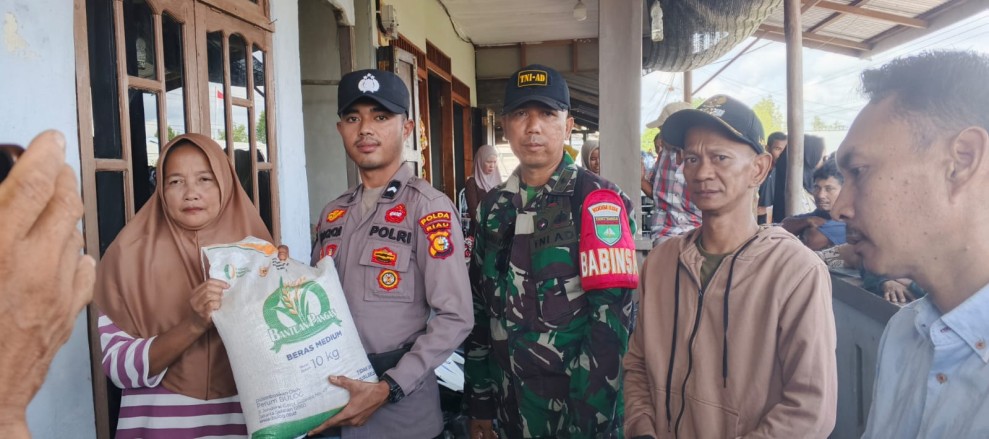 Babinsa Koramil 04/Kuindra Kawal Penyaluran 11,3 Ton Beras Bulog di Concong Luar