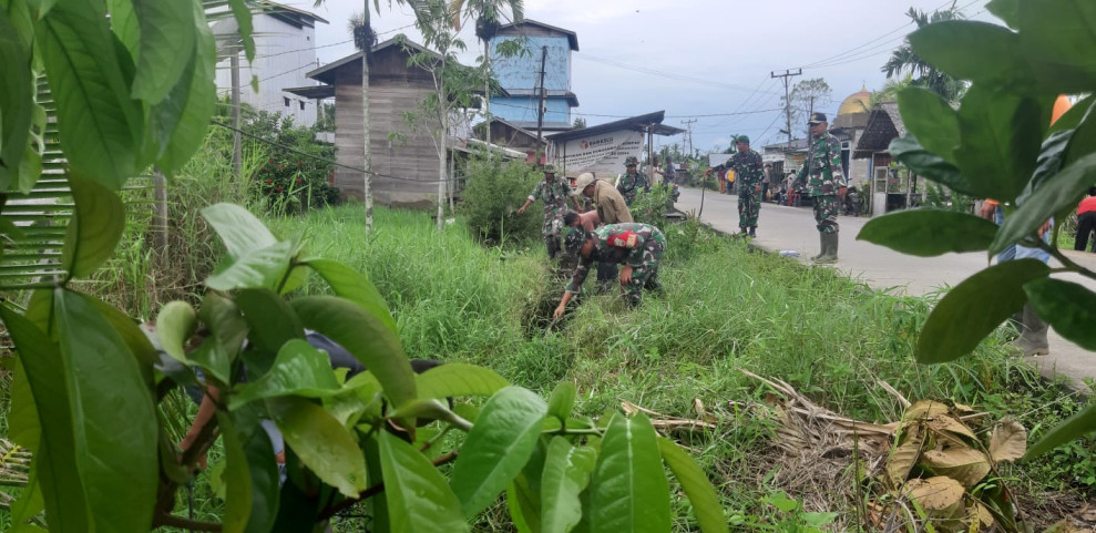 Babinsa Koramil 05/Gas Goro Bersihkan Drainase
