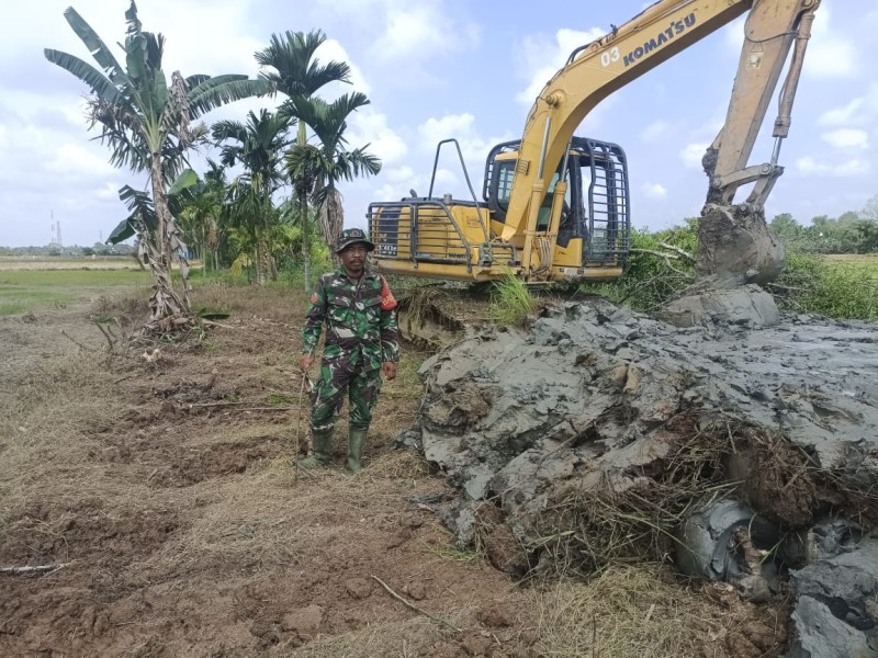 Tanggul Mekanik Baru di Desa Harapan Jaya: Babinsa Dampingi Petani Wujudkan Pertanian yang Produktif