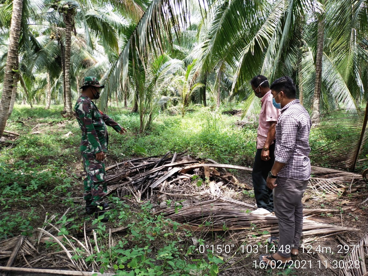 Bersama Warga Tasik Raya, Serda P  Sitompul Lakukan Patroli Karhutla