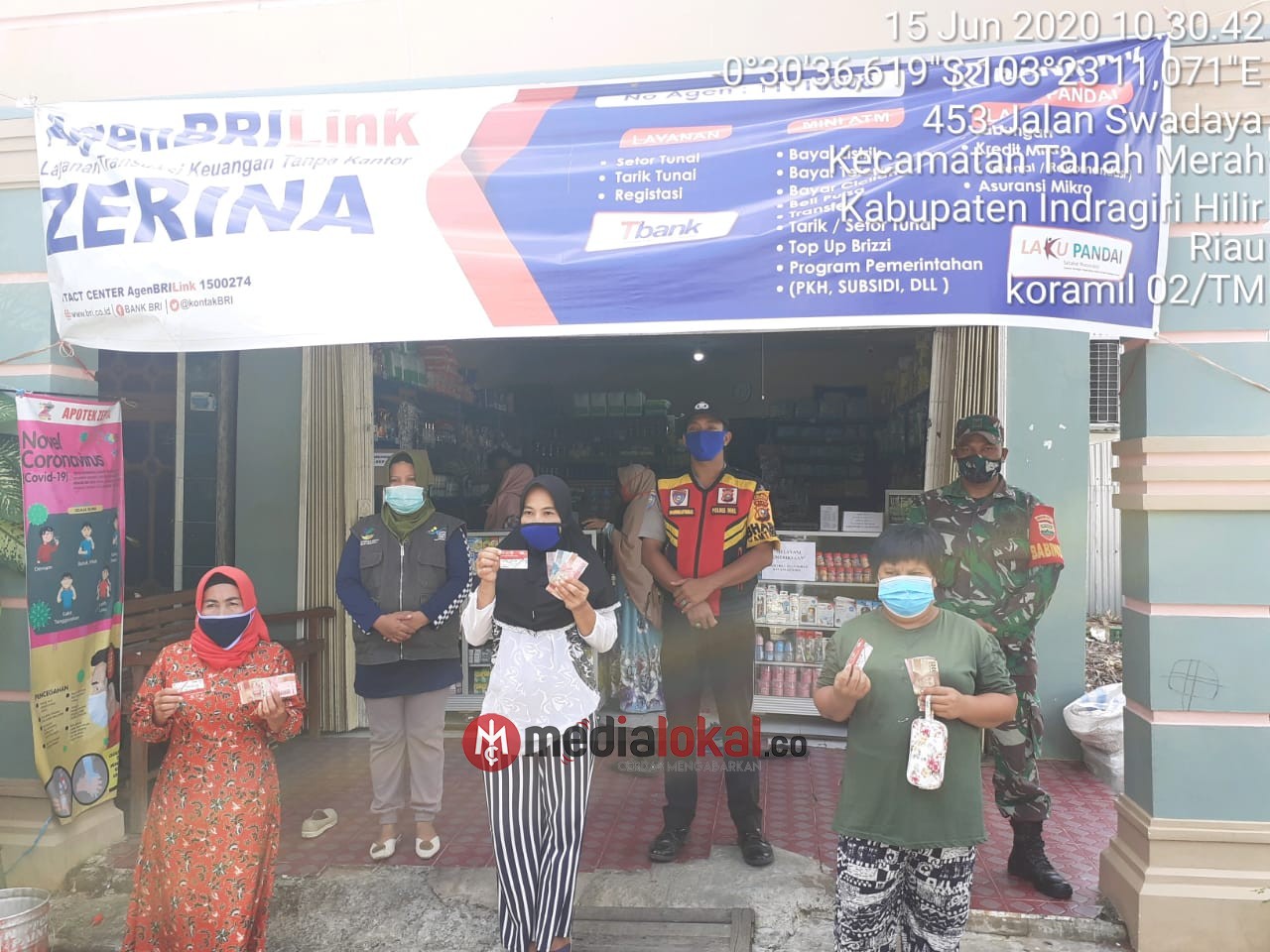 Babinsa Desa Tanah Merah Kawal Penyaluran PKH