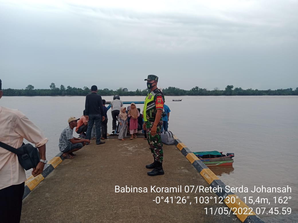 Babinsa Koramil 07/Reteh Terus Mengajak Masyarakat Agar Tetap Patuhi Prokes