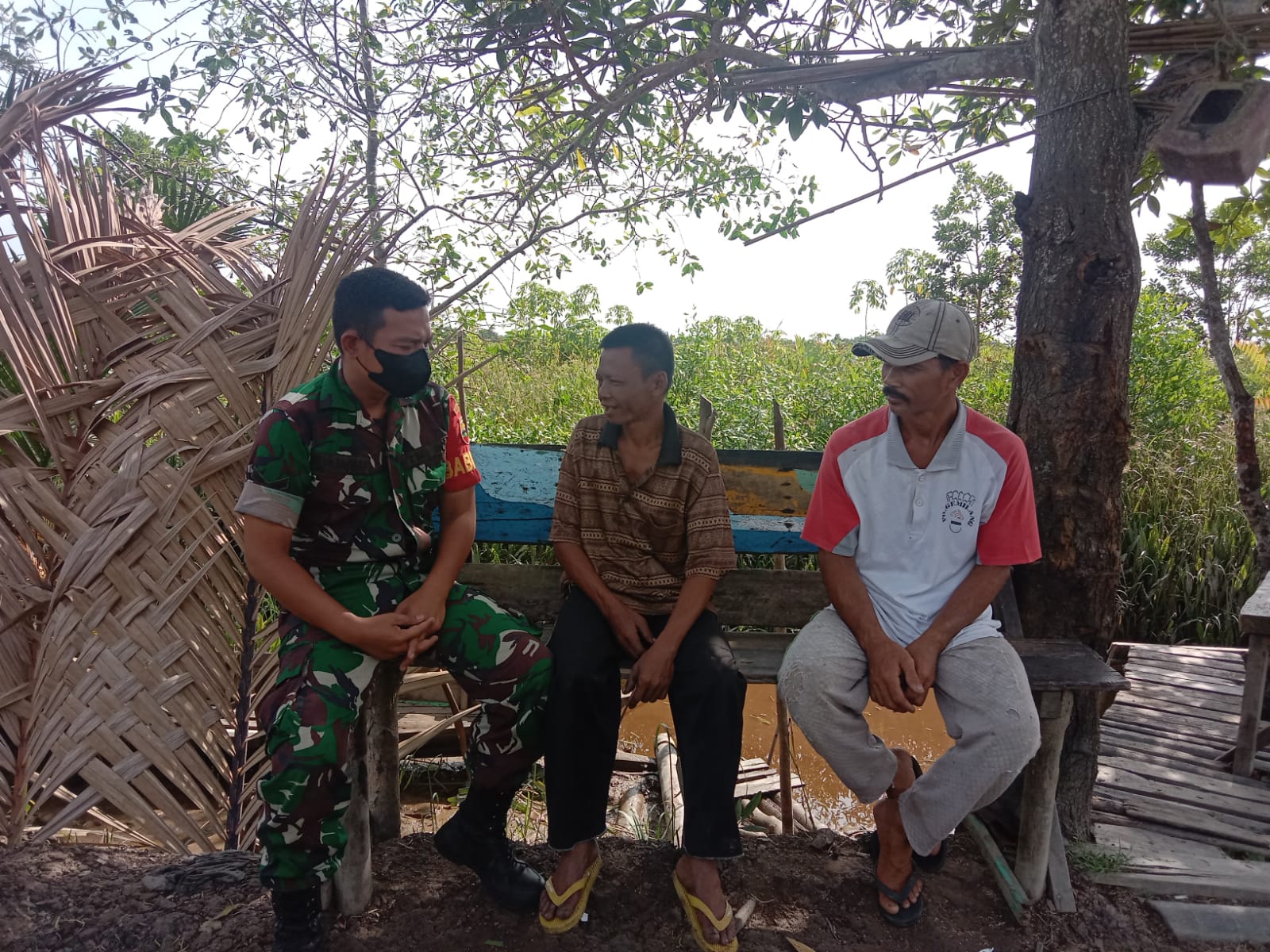 Babinsa Koramil 04/Kuindra Laksanakan Komsos Bersama Masyarakat Setempat