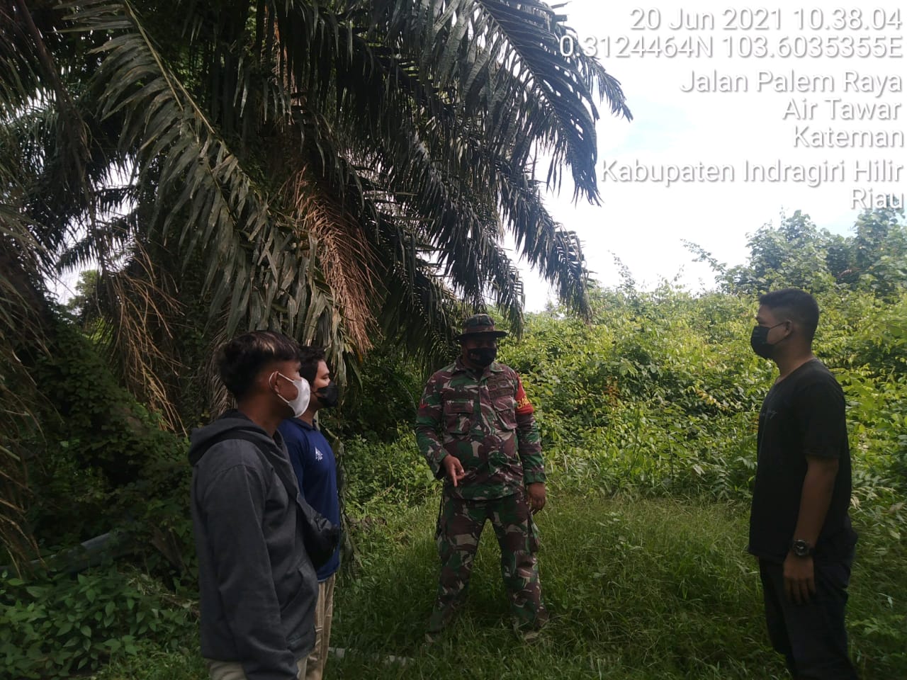 Babinsa Kelapa Patih Jaya Gencarkan Patroli dan Larangan Membuka Lahan dengan Dibakar