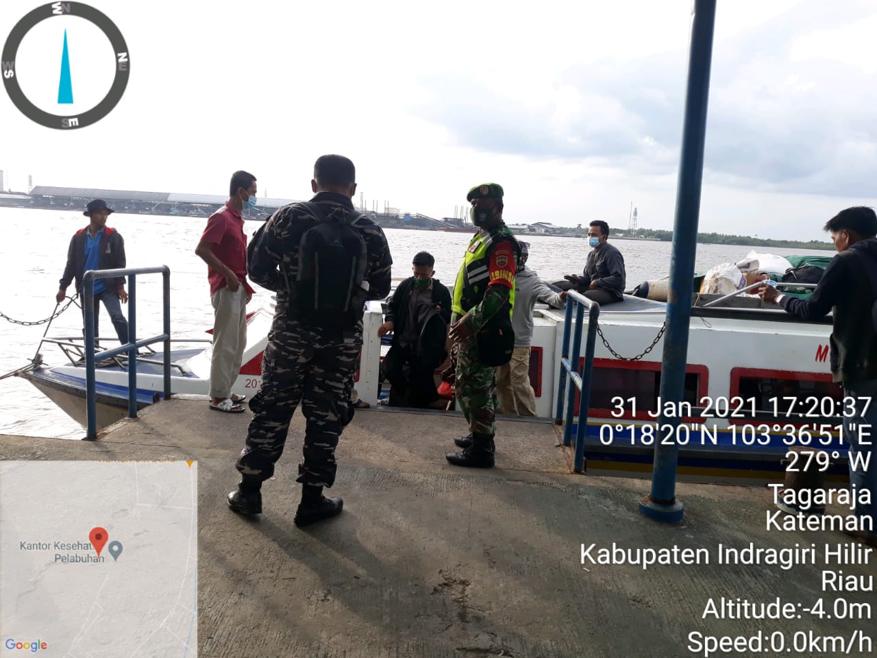 Anggota Koramil 06/Kateman Tinjau Aktifitas di Pelabuhan HK Sungai Guntung