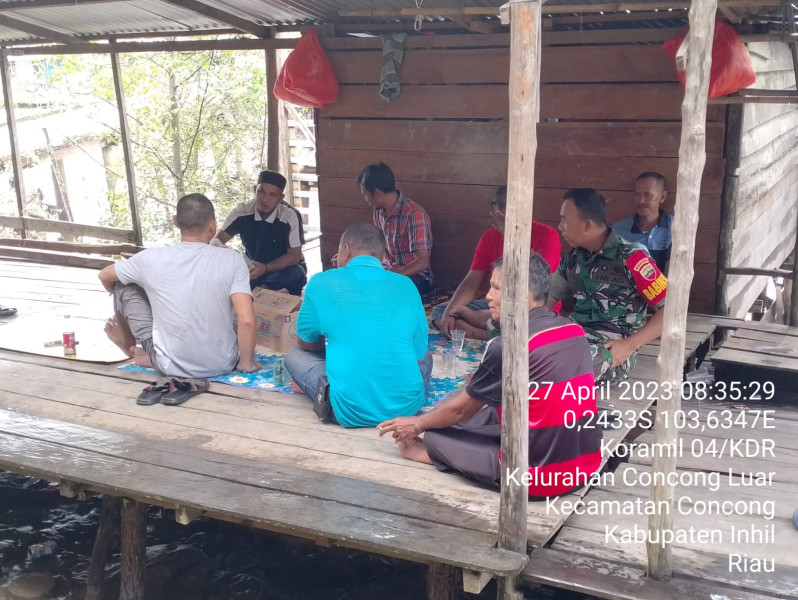 Masih Suasana Lebaran, Babinsa Melaksanakan Komsos Dengan Warga Di Wilayah Binaan