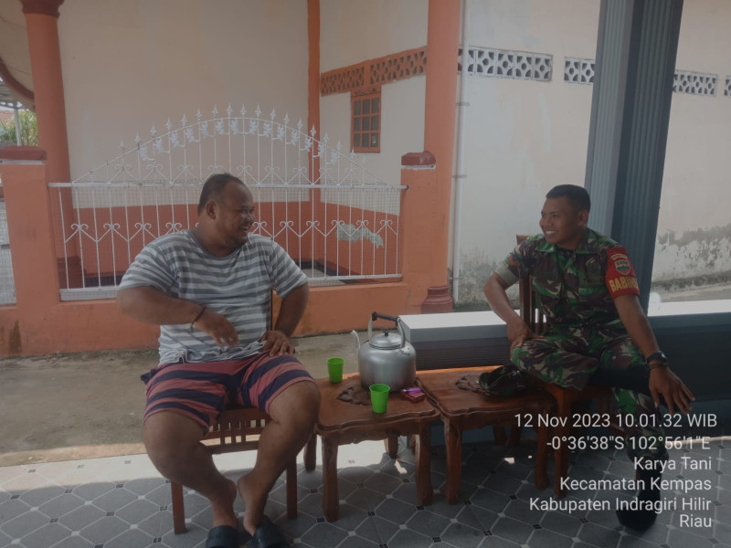 Babinsa Koramil 03/Tpl Kopda Suriadi Komsos Dengan Ketua Pemuda Di Desa Binaan