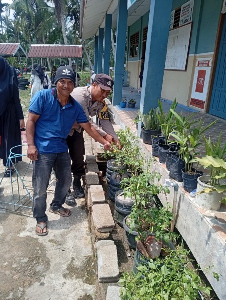 Tingkatkan Ketahanan Pangan, Personel Polsek Enok berkolaborasi dengan Majlis Guru SPM 4 Enok Desa Sei Rukam