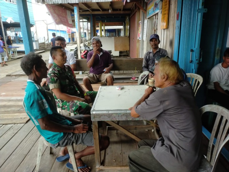 Babinsa Serda Denny S Jalin Silaturahmi dengan Masyarakat, Wujudkan Ketahanan Pangan yang Kuat di Kelurahan Tanjung Pidada
