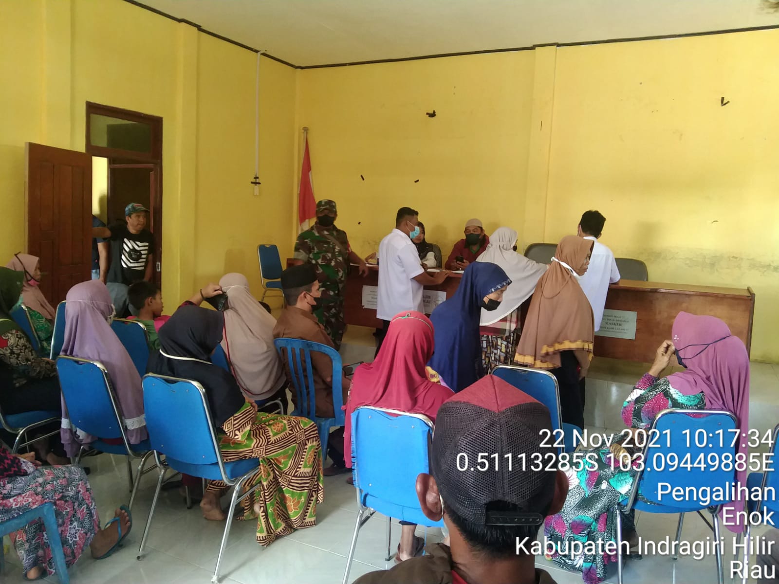 Babinsa 02/Tanah Merah Kembali Dampingi Penyaluran BLT di Wilayah Binaan