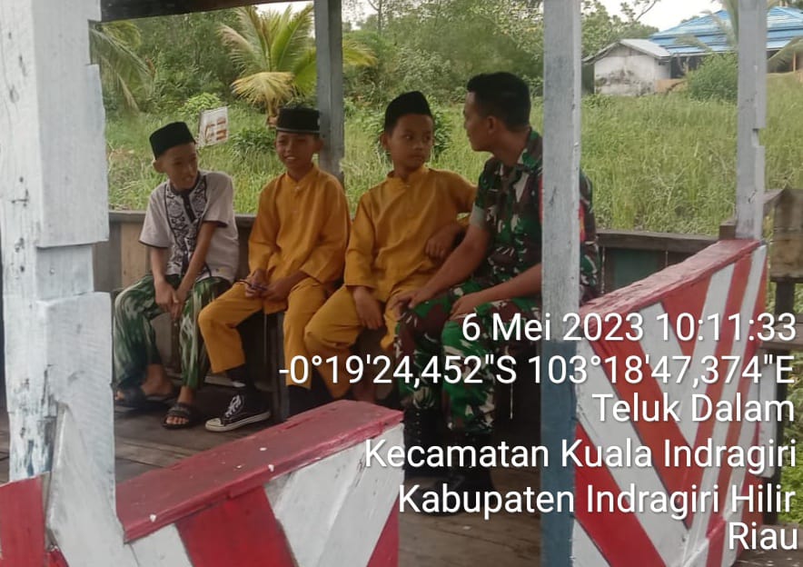 Babinsa Koramil 04/Kuindra Turun Lakukan Komsos Demi Jalin Silaturahmi