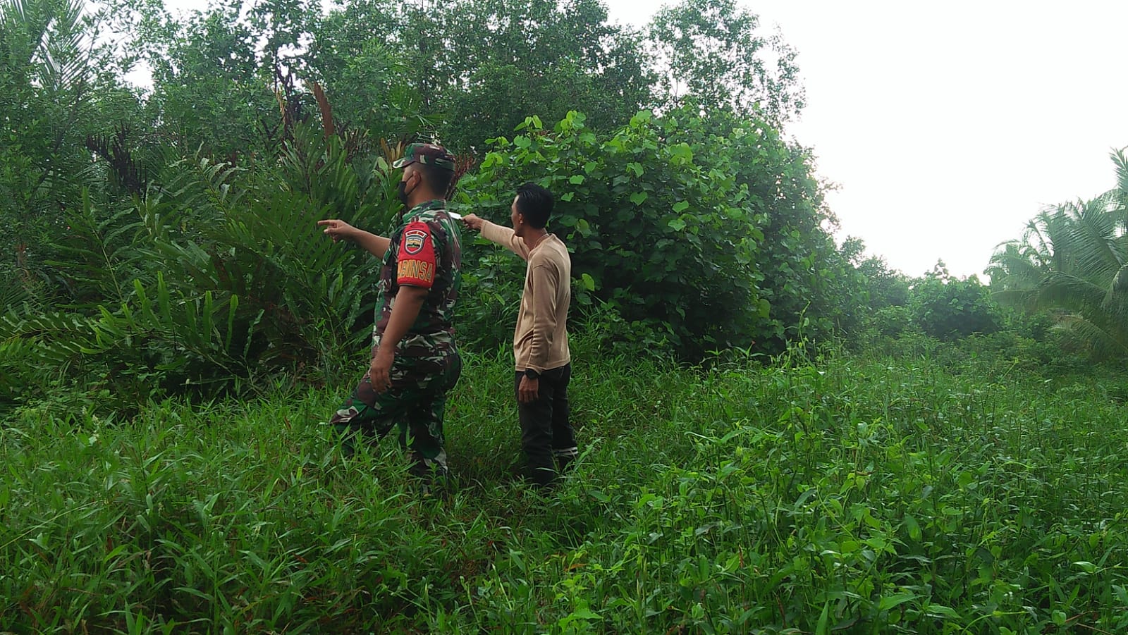 Cegah Kebakaran Melalui Sosialisasi dan Patroli Oleh Babinsa Koramil 04/Kuindra