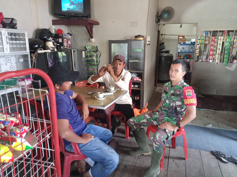 Babinsa Koramil 05/Gas Praka Chandra Laksanakan Giat Komsos Bersama Masyarakat Setempat