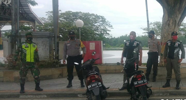 TNI, Polri dan Satpol PP Kab. Siak Antisipasi Covid-19, Berikan Imbauan di Taman Wisata