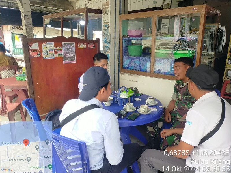 Dengan Komsos, Babinsa Sertu Bendrik Tingkatkan Silaturahmi dan Ciptakan Pemilu Damai