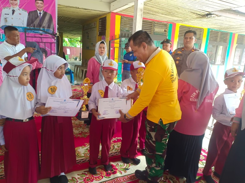 Danramil 03/Tempuling Berikan Semangat dan Hadiah untuk Anak-Anak Berbakat dalam Lomba Baca Puisi