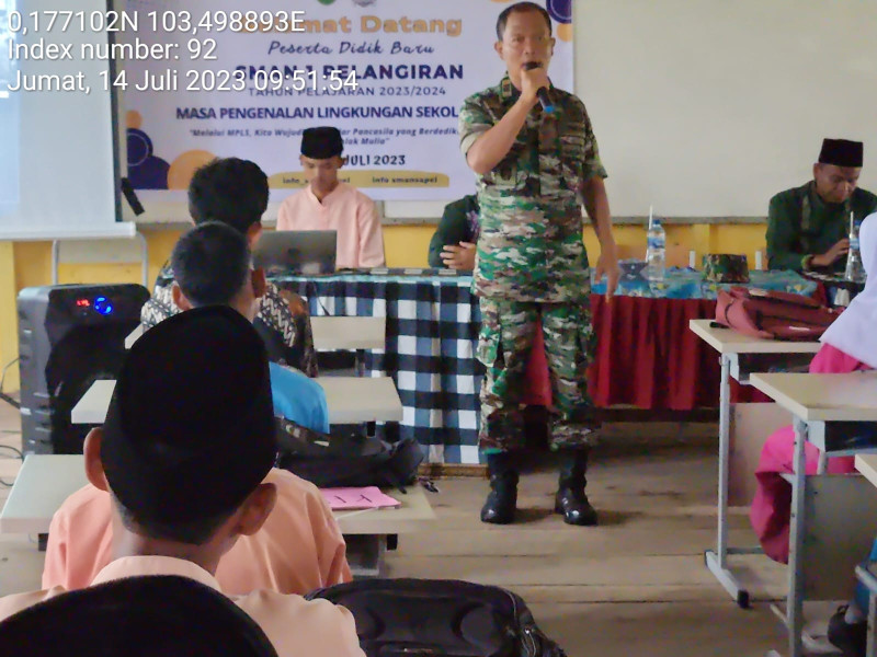 Danramil 10/Pelangiran Berikan Motivasi Kepada Siswa/i SMA Negeri 1 Pelangiran Pada MPLS