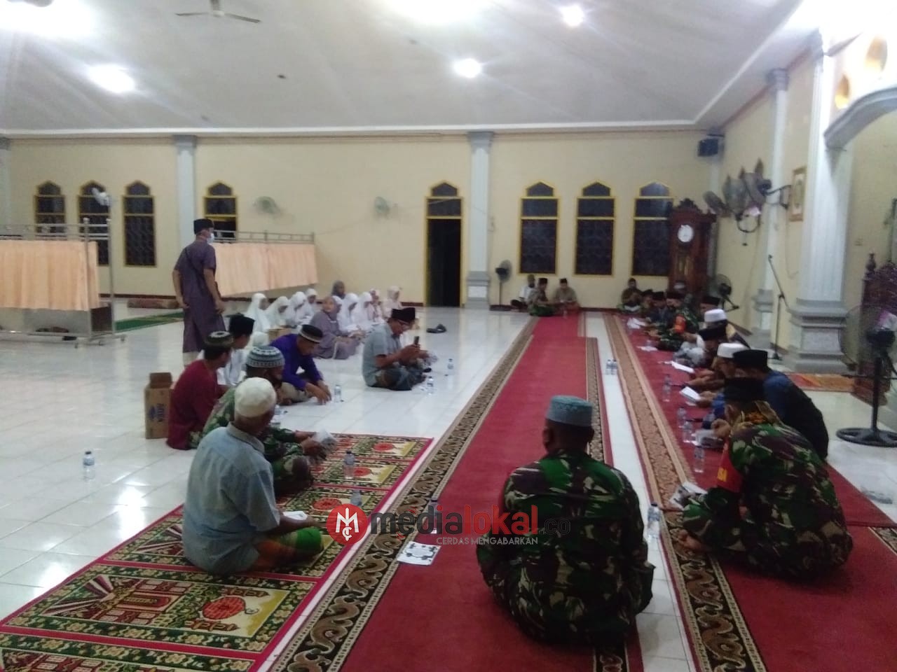 Bersama Anggota dan Masyarakat, Danramil 09/Kemuning Ikuti Istighotsah Kubro di Masjid Selensen