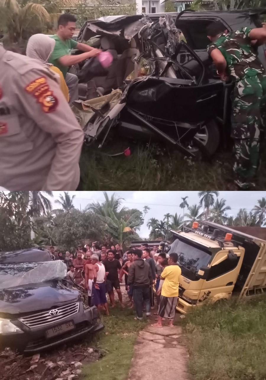 Dua Mobil Tabrakan, Babinsa 03/Tempuling Bersama Warga Gerak Cepat Bantu Evakuasi Korban