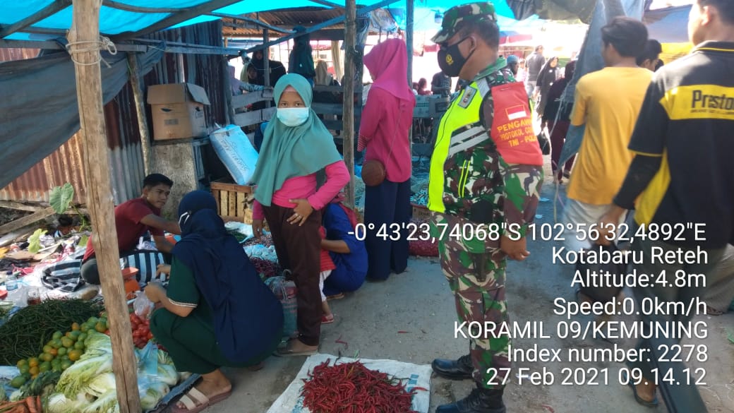 Personil Koramil 09/Kemuning Terus Gencarkan Penegakan Protkes di Pasar Kotabaru Reteh