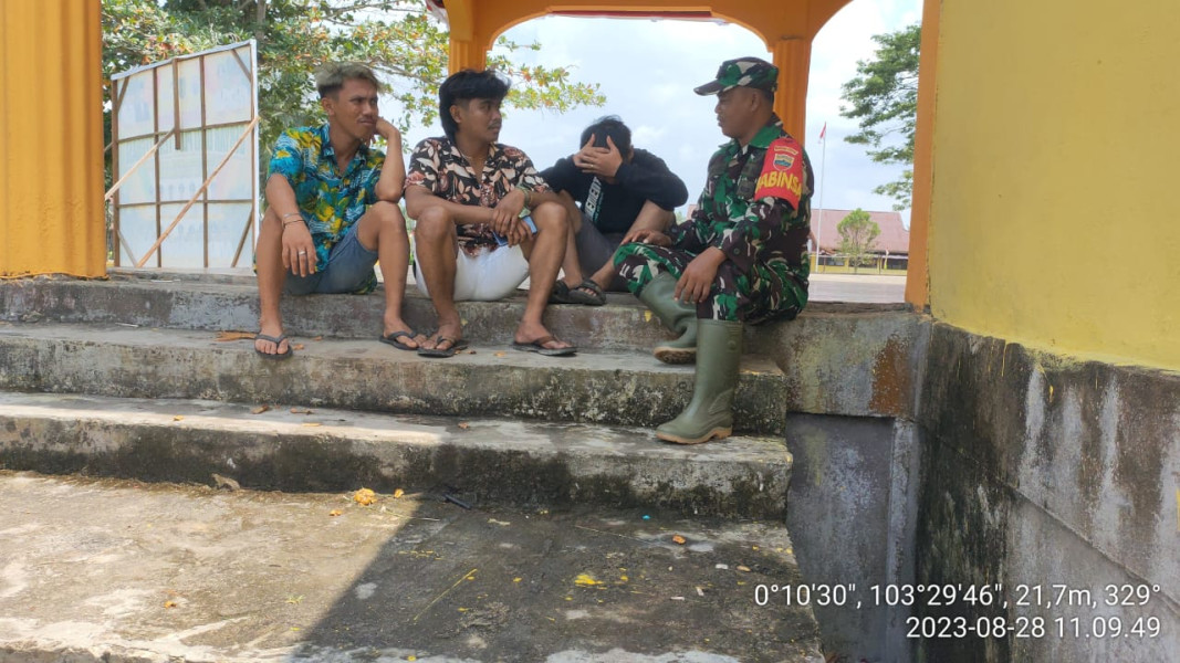 Jalin Kedekatan, Babinsa Koramil 10/Pelangiran Ajak Pemuda Untuk Menjaga Keamanan Di Lingkungan