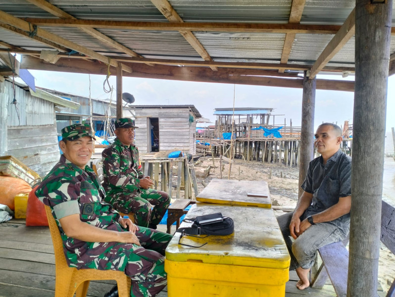 Di Bulan Ramadhan, Babinsa Koramil 04/Kuindra Terus Tingkatkan Tali Silaturahmi Bersama Warga